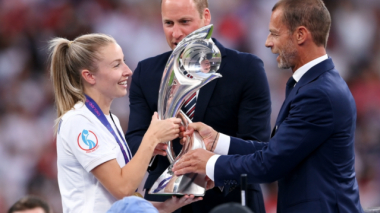 Արքայազն Ուիլյամն Անգլիայի կանանց հավաքականին է հանձնել Եվրոպայի չեմպիոնի գավաթը