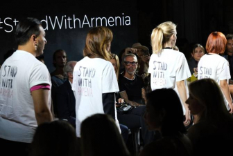 Միլանի նորաձևության շաբաթի շրջանակներում հայ դիզայներները քայլել են «Stand with Armenia» գրառմամբ շապիկներով