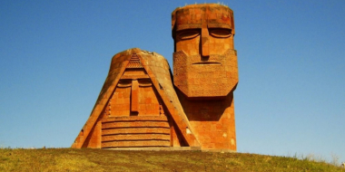 55 տարի առաջ այս օրը՝ նոյեմբերի 1-ին, Ստեփանակերտում տեղադրվել է «Մենք ենք մեր սարերը» արձանը