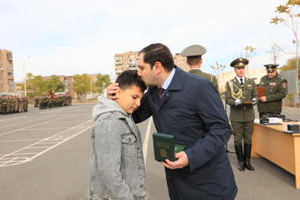 ԶՈՒ հետախուզության զորքերի կազմավորման 30-րդ տարեդարձի առթիվ Սուրեն Պապիկյանը պարգևներ է հանձնել զինծառայողներին և զոհվածների հարազատներին