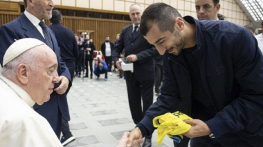 Հենրիխ Մխիթարյանը հանդիպել է Հռոմի Պապի հետ և նրան նվիրել իր մարզաշապիկը