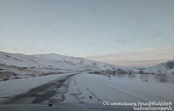 Գորիս-Սիսիան ավտոճանապարհին և «Մեղրու սար» կոչվող հատվածում տեղ-տեղ մերկասառույց է