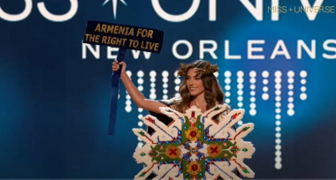 ԱՄՆ-ում «Միսս Տիեզերք» մրցույթի հայ մասնակիցը բեմ է դուրս եկել «Հայաստանը՝ հանուն ապրելու իրավունքի» պաստառով 