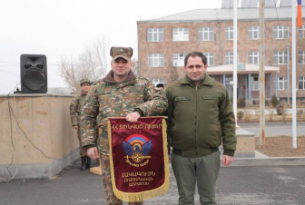 ՀՀ պաշտպանության նախարարը պատվո դրոշ է հանձնել ուսումնական լավագույն զորամասի հրամանատարին