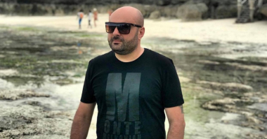 Մենչը վերադառնում է Հայաստան և երկարատև դադարից հետո ֆիլմում է նկարահանվելու 