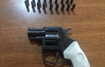 Ատրճանակ, հրազենի փամփուշտներ, պայթուցիչներով նռնակներ․ քաղաքացիները ոստիկանության բաժիններում զենք-զինամթերք են հանձնել