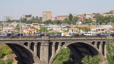 Քաղաքացին փորձում է Հաղթանակի կամրջից նետվելով ինքնասպանություն գործել