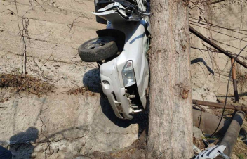 Մեղրի-Երևան ճանապարհին մեքենան ընկել է ձորը՝ հայտնվելով ծառի և պատի արանքում. կա զոհ