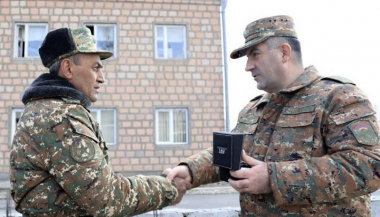 ԳՇ պետը մի շարք պահեստազորայինների պարգևատրել է արժեքավոր նվերներով