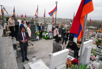 Լիոնի քաղաքապետը «Եռաբլուր»-ում հարգանքի տուրք է մատուցել Արցախյան պատերազմների նահատակների հիշատակին