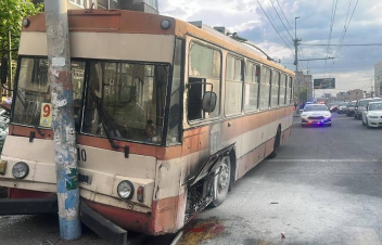 Երևանում տրոլեյբուսը բախվել էլեկտրական սյանը և բռնկվել