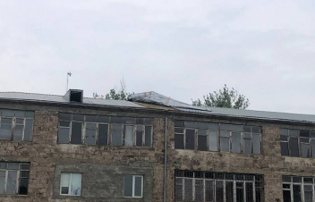 Ուժեղ քամին պոկել է Գետափ գյուղի դպրոցի տանիքի ծածկը