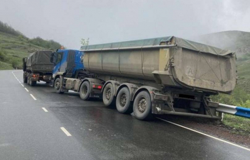 Փրկարարները բեռնատարը դուրս են բերել արգելափակումից