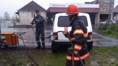 Փրկարարները մոտ 3 տոննա անձրևաջուր են հեռացրել Տաշիր քաղաքի տներից մեկի խոհանոցից