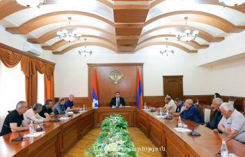 ԱՀ պետնախարարը հանդիպել է զոհված զինծառայողների ծնողների հետ