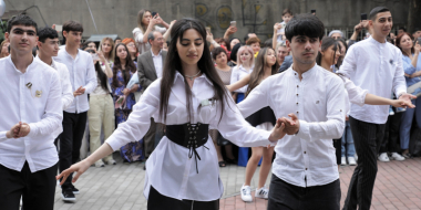 «Գիտելիքներն օգնելու են ձեզ հաջողությունների հասնելու ճանապարհին». Արաքսիա Սվաջյանը շնորհավորել է շրջանավարտներին