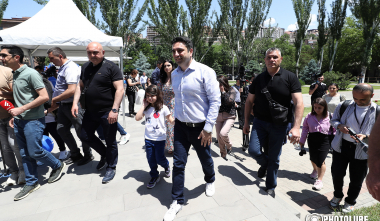 Փոքրիկները հյուրընկալվել են Ազգային ժողովի այգում (լուսանկարներ)