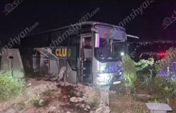 Գառնեցի 28 աշակերտի տեղափոխող ավտոբուսը հարվածել է Ջրվեժի գերեզմանատան շիրմաքարերին ու հայտնվել ներսում