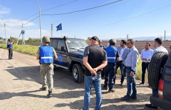 ԵՄ դիտորդներն այցելել են ադրբեջանական կրակոցների տակ գտնվող Երասխի մետալուրգիական գործարանի տարածք. Կոստանյան