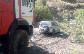 Ջերմուկ տանող ճանապարհին ավտոմեքենան արգելափակվել է ցեխակույտի մեջ