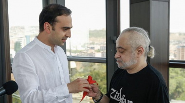 Երևանի քաղաքապետի տեղակալ Տիգրան Ավինյանը Ֆորշին է հանձնել նվիրած տան բանալին