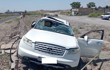 «Զվարթնոց»-ի բեռնային համալիրի մոտակայքում ավտոմեքենա է շրջվել. վարորդը հոսպիտալացվել է