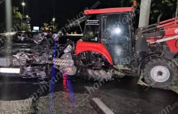 Խոշոր ավտովթար Երևանում․ ԱՄՆ դեսպանատան մոտ մեքենան մխրճվել է մաքրման աշխատանքներ կատարող տրակտորի մեջ