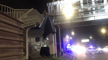 Փրկարարներն  Իսակովի պողոտայում գովազդային վահանակի պաստառ են ապամոնտաժել