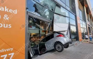 Արտակարգ դեպք Երևանում. 23-ամյա վարորդը մեքենայով մխրճվել է սննդի կետի մեջ