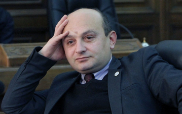 Իջեք բեմից. Հայաստանը, Արցախը, Երևանն ու Ստեփանակերտը ազգային-ազատագրական հյուրախաղերի կամ ռազմահայրենասիրական զբոսաշրջության վայր չեն. Ստյոպա Սաֆարյան