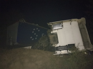 Աղվանկ-Տաթև ճանապարհին բեռնատարը դուրս է եկել երթևեկելի հատվածից և հայտնվել ձորում