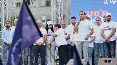 Մարդը հեղափոխության պիկին բոլորին բրդբրդելով ասում էր ես, ինձ պաշտոն, հենց տեսավ մի քիչ խարխուլ վիճակ, փախավ. Ավինյան