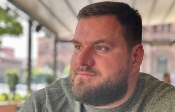 ՀՀ ԶՈՒ տեխնիկայի տեղաշարժի մասին երեկ համացանցում հայտնված տեսանյութը նկարել է բլոգեր Միկա Բադալյանի կինը. «Հայկական ժամանակ»