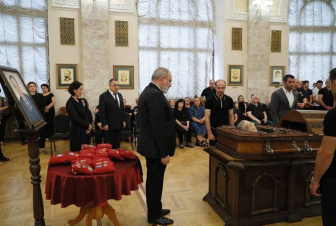 Վարչապետը մասնակցել է Ալբերտ Ազարյանի հոգեհանգստի արարողությանը