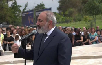 Երևանում բացվեց Կարեն Դեմիրճյանի արձանը. ներկա էր նաև վարչապետը