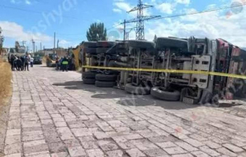 Արթիկում մի քանի տոննա ասֆալտով բարձված բեռնատարը կողաշրջվել է