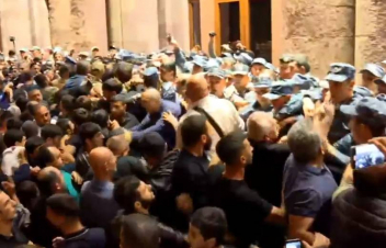 Կառավարության շենքի մոտ իրավիճակը ծայրահեղ լարված է. սկսվել են բախումներ