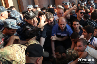 Կառավարության շենքի դիմաց զանգվածային անկարգություններ կատարելու կասկածանքով ձերբակալվել է ևս 2 մասնակից