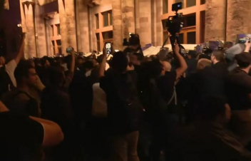 Հանրապետության հրապարակում իրավիճակը սրվեց. ոստիկանությունը բերման է ենթարկում շշեր ու տարբեր առարկաներ նետողներին