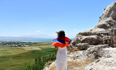 Ուշքի եկեք. Թագուհի Մելքոնյան