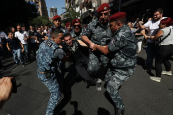 Ինչպես ոստիկանները սաստեցին Լևոն Քոչարյանին. տեսանյութ