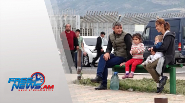 Հազարավոր արցախցիներ դեռ օդանավակայանում են