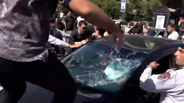 Ցուցարարները կրկին հարվածում են մեքենաներին