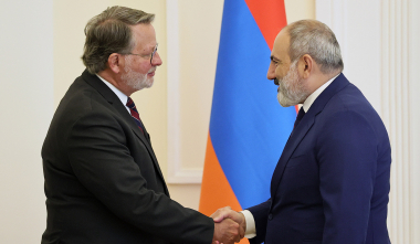 Նիկոլ Փաշինյանն ընդունել է ԱՄՆ սենատոր Գերի Փիթերսին