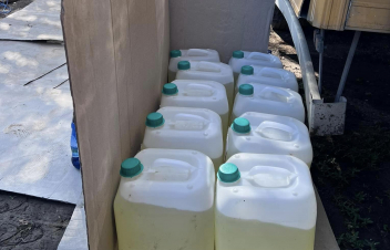 Հակարիի կամուրջից 500 մետր վերև կանգնած է բենզալցակայան և անվճար բենզին է բաժանում