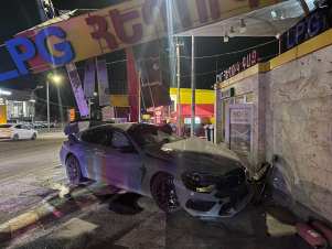 Ավտոմեքենան դուրս է եկել ճանապարհի երթևեկելի գոտուց և բախվել հեղուկ գազի լիցքավորման կայանին