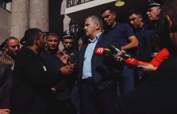 Երևանում բողոքի ակցիա իրականացնող արցախցիները ծեծել են Կարեն Շահրամանյանին. ՀԺ