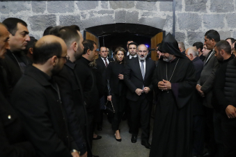 Նիկոլ Փաշինյանը տիկնոջ հետ ներկա է գտնվել Մաթևոս Ասատրյանի հոգեհանգստի արարողությանը