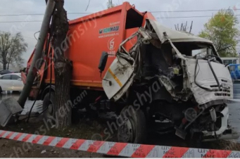 Խոշոր ավտովթար՝ Երևանում. աղբատար ավտոմեքենան բախվել է էլեկտրասյանը