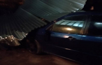 Տանիքի ծածկը քամուց պոկվել, ընկել է ավտոմեքենայի վրա